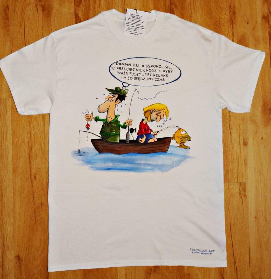 Biała koszulka z humorystycznym nadrukiem w Jedliczu, przedstawiającym parę na łodzi podczas wędkowania, z dymkiem dialogowym i śpiącą postacią.