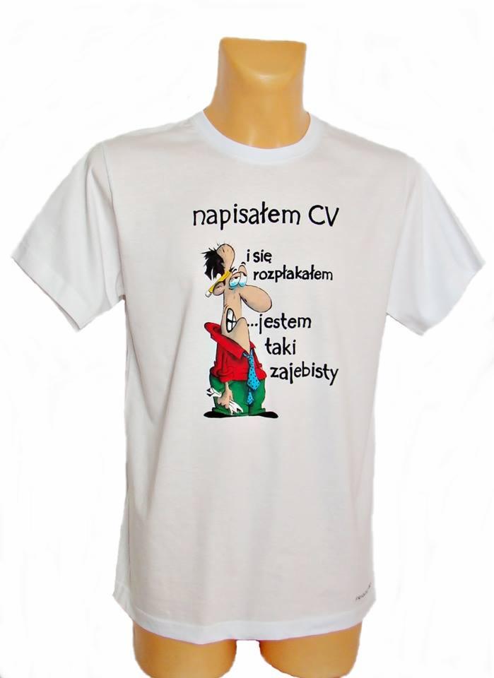 Biała koszulka z humorystycznym nadrukiem przedstawiającym postać płaczącą po napisaniu CV i podpisem '...jestem taki zajebisty'.