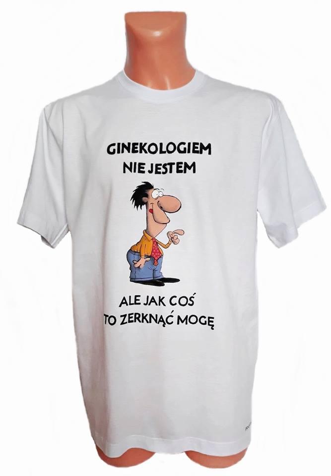 Biała koszulka z czarnym napisem 'GINEKOLOGIEM NIE JESTEM ALE JAK COŚ TO ZERKNĄĆ MOGĘ' i rysunkiem postaci z dużym nosem.