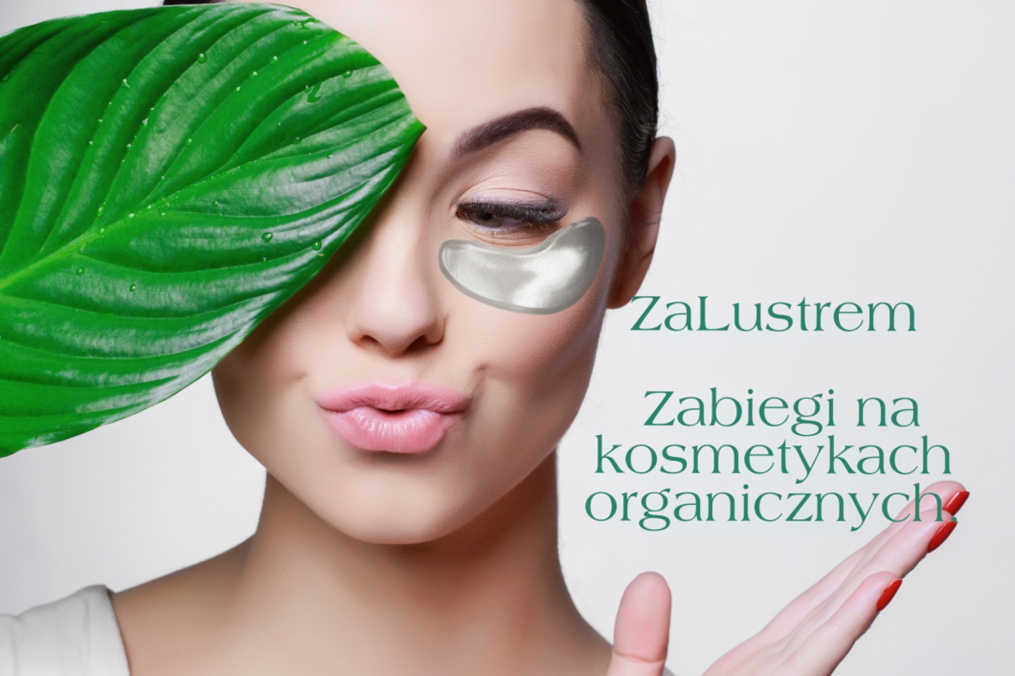 Portret kobiety z hydrożelowym płatkiem pod okiem i dużym zielonym liściem zakrywającym część twarzy, promujący kosmetyki organiczne ZaLustrem.