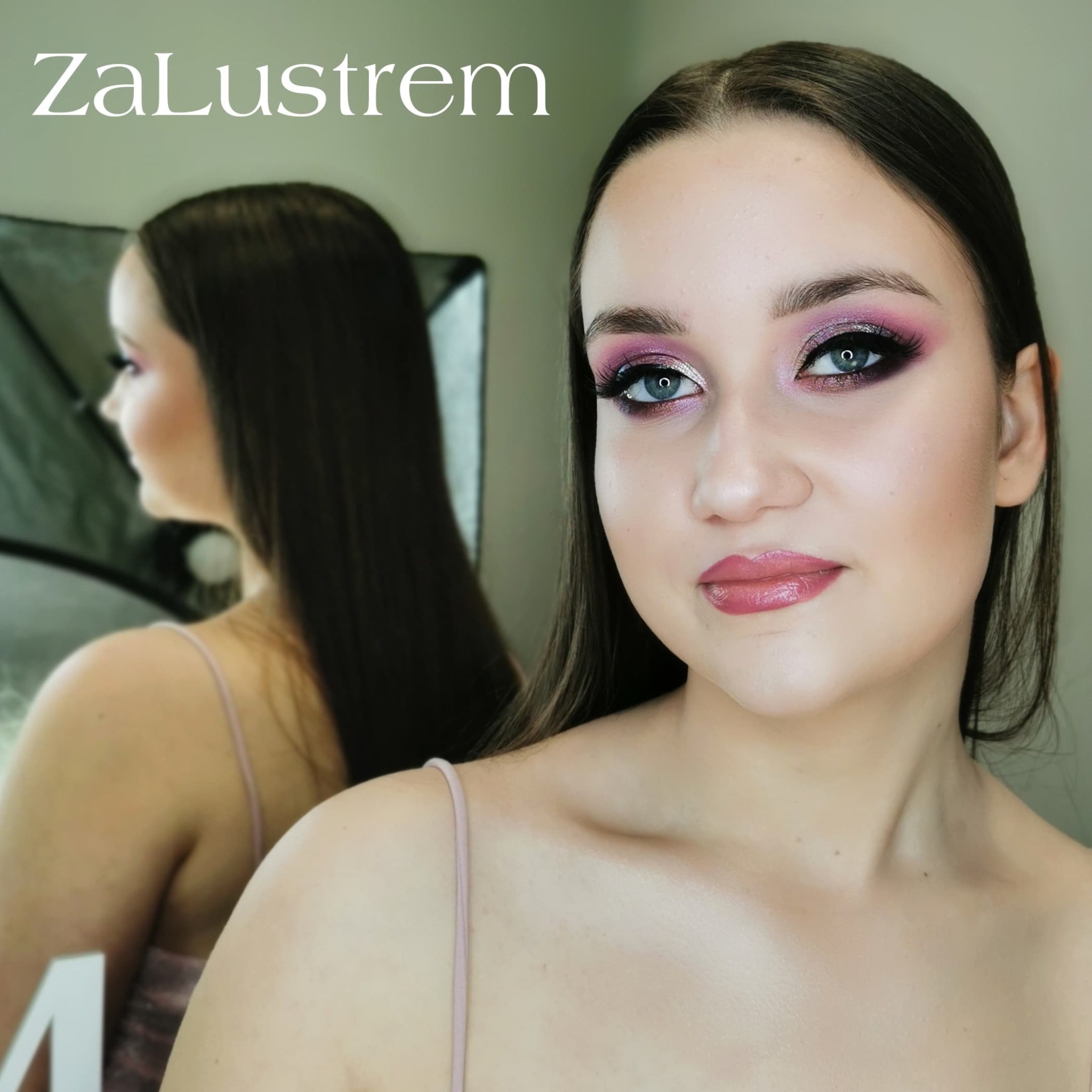 Portret kobiety z intensywnym, różowo-fioletowym makijażem oczu, podkreślonymi rzęsami i błyszczącymi ustami; odbicie w lustrze ukazuje profil.