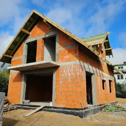 Nieduży Dom jednorodzinny pow. ok 110 m2 w trakcie budowy.