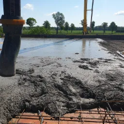 Wylewanie stropu budynku.