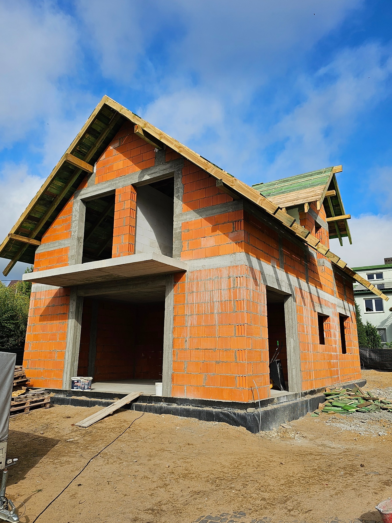 Nieduży Dom jednorodzinny pow. ok 110 m2 w trakcie budowy.