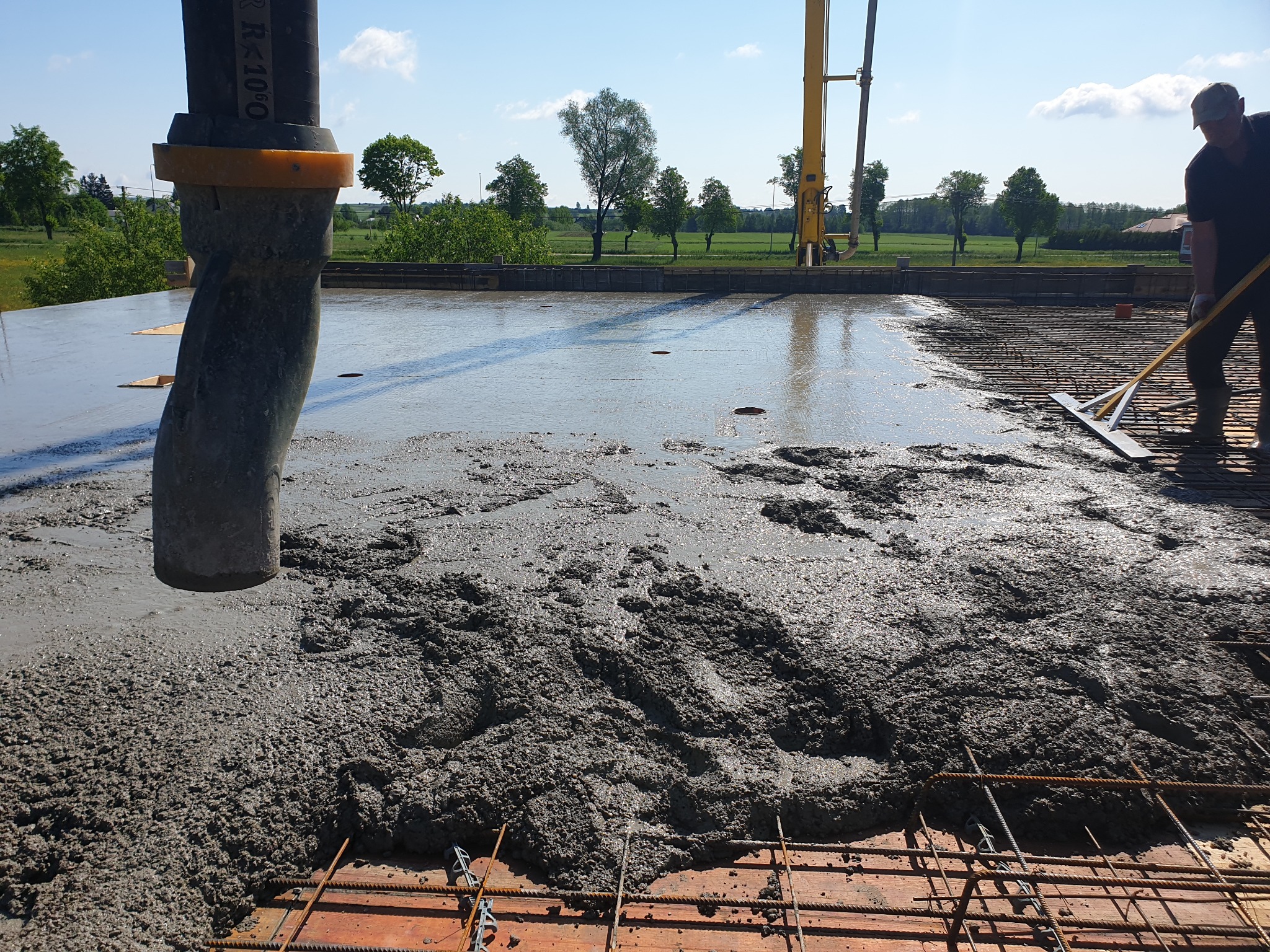 Wylewanie stropu budynku.