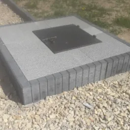 Studzienka z obrzeżem Endo grafit,płytki szare płukane i klapa metalowa robiona na wymiar kolor brąz.