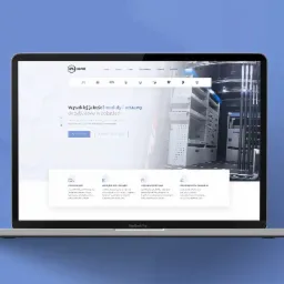 Laptop MacBook Pro wyświetlający stronę internetową firmy Van Care z modułami do zabudowy pojazdów, wnętrze furgonetki widoczne na stronie, niebieskie tło.