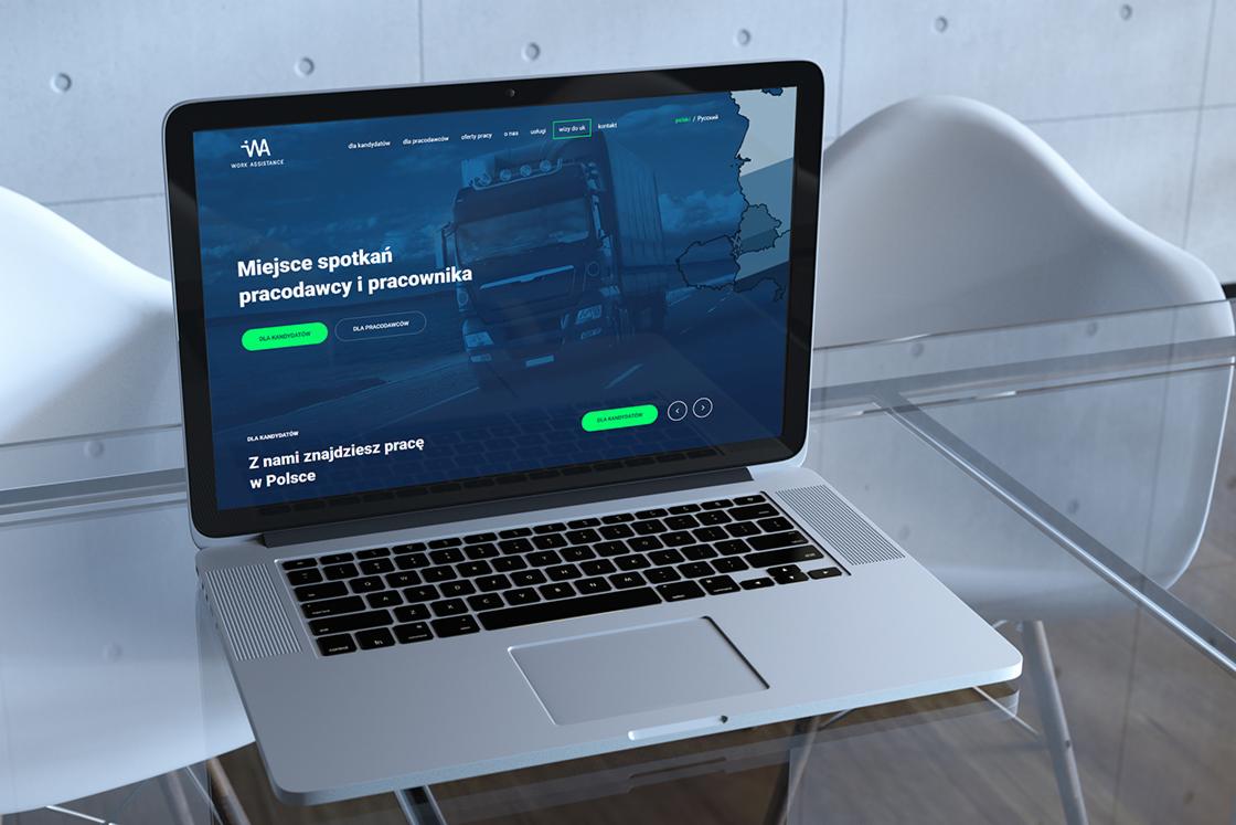 Laptop wyświetla stronę internetową z motywem transportu i ofertami pracy dla pracodawców i pracowników, umieszczony na szklanym stole z białym krzesłem w tle.