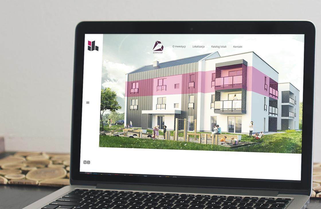 Laptop wyświetla stronę internetową z wizualizacją osiedla mieszkaniowego z placem zabaw i bawiącymi się dziećmi.