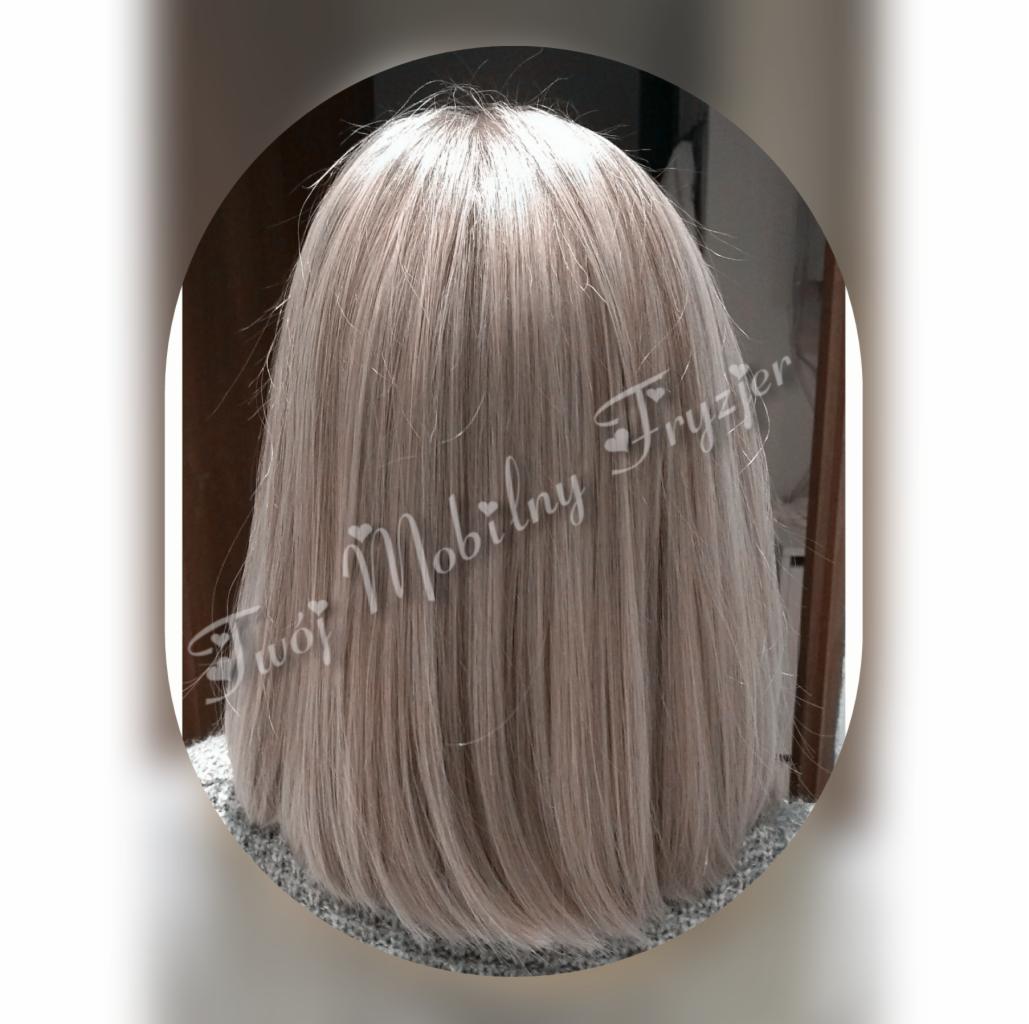 Proste, platynowe włosy do ramion widziane z tyłu, z delikatnym gradientem kolorystycznym i napisem 'Twój Mobilny Fryzjer' nałożonym na zdjęcie.