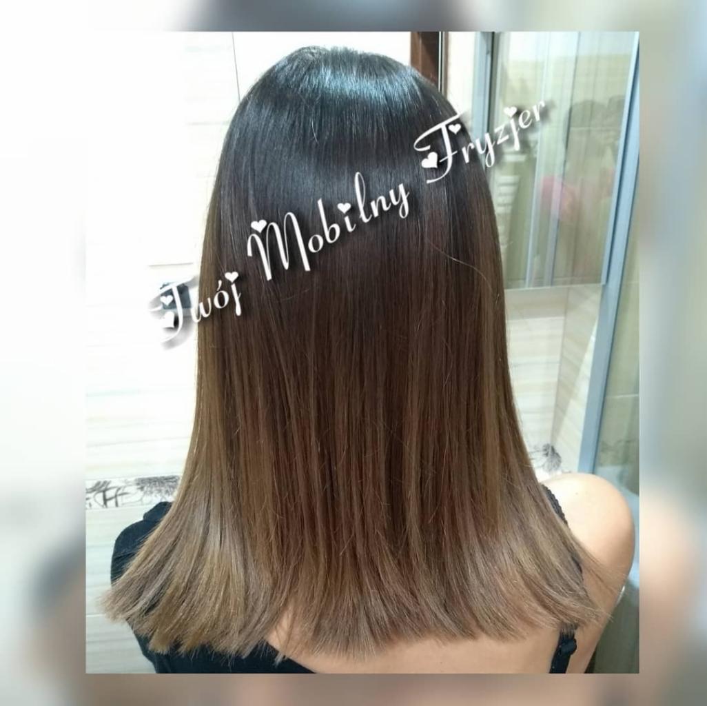 Włosy ombre, ciemny brąz u nasady przechodzący w jasny blond na końcach, proste cięcie do ramion, widok z tyłu, na zdjęciu widnieje napis 'Twój Mobilny Fryzjer'.