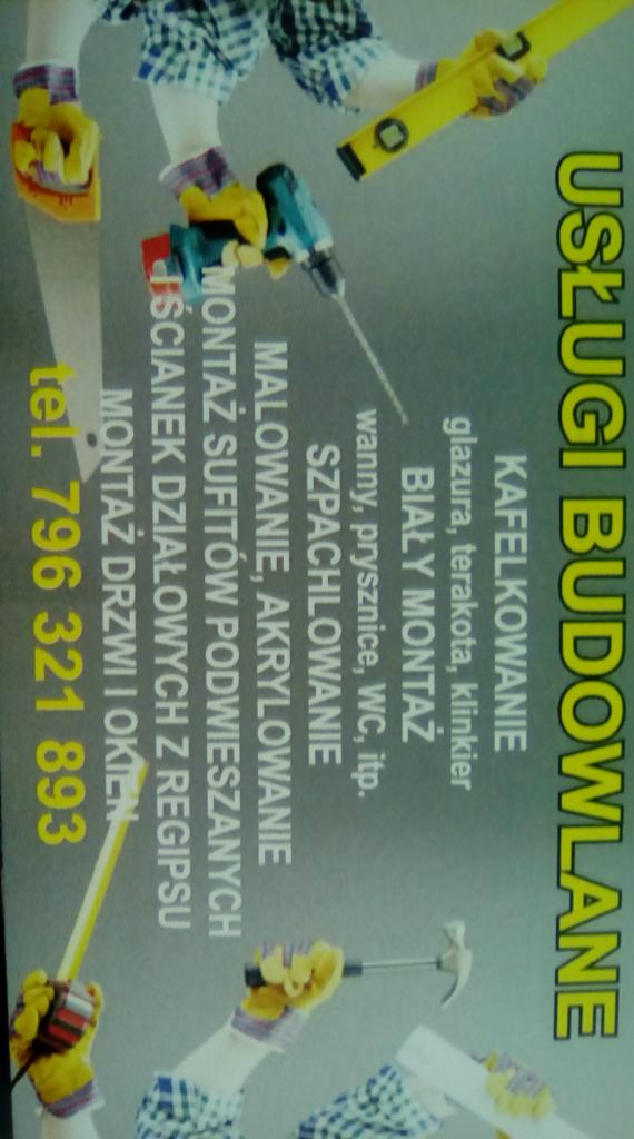 Reklama usług budowlanych: zbliżenie na ręce w roboczych rękawicach trzymające poziomicę, wkrętarkę i młotek, z tekstem wymieniającym usługi takie jak kafelkowanie, biały montaż, szpachlowanie...