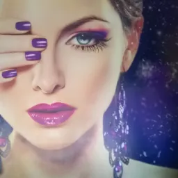 Portret kobiety z fioletowym makijażem oczu i ust, fioletowymi paznokciami zakrywającymi jedno oko, oraz dużymi kolczykami z fioletowymi kamieniami.