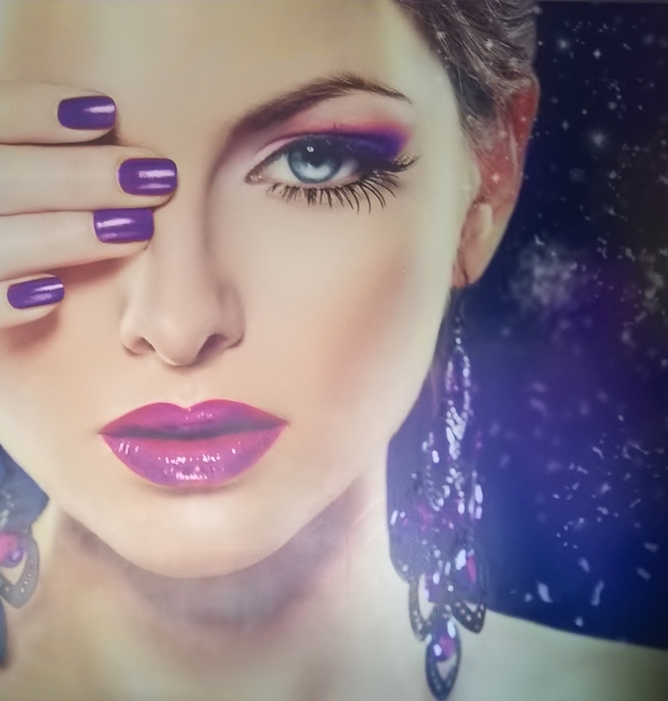 Portret kobiety z fioletowym makijażem oczu i ust, fioletowymi paznokciami zakrywającymi jedno oko, oraz dużymi kolczykami z fioletowymi kamieniami.