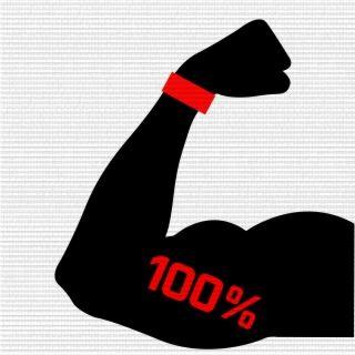 Stylizowana, czarna ikona muskularnego ramienia z czerwonym napisem '100%' na bicepsie i czerwoną opaską na nadgarstku, na tle jasnoszarej, drobnej siatki.