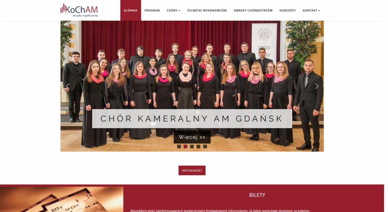 Strona internetowa chóru kameralnego AM Gdańsk z menu nawigacyjnym, zdjęciem zespołu i sekcją aktualności oraz biletów.
