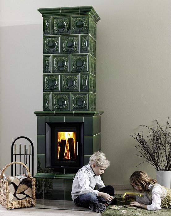 Dzieci przy piecu kaflowym korzystające z dobrodziejstw promieniowania podczerwonego