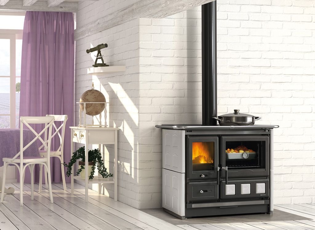 Biała kuchnia kaflowa na drewno