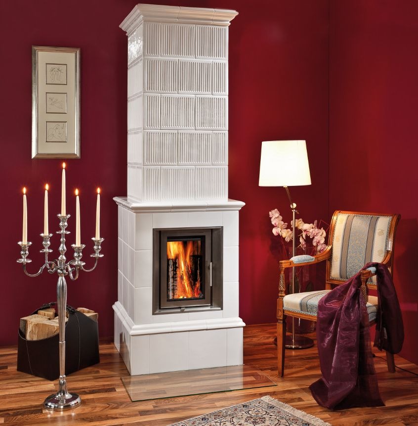 Wytworne pomieszczenie z akumulacyjnym piecem kaflowym nowej generacji