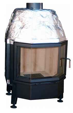 Czarny, metalowy kominek z przeszklonymi drzwiczkami, zabezpieczony folią aluminiową na górze, widoczny na białym tle.