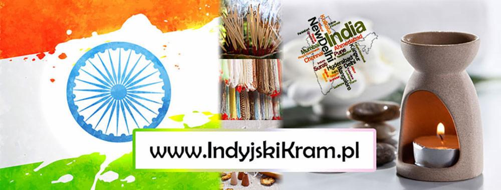 Kompozycja z flagą Indii w tle, kadzidłami, mapą Indii z nazwami miast, kamieniami i ceramicznym kominkiem zapachowym ze świeczką, uzupełniona adresem strony internetowej indyjskikram.pl.
