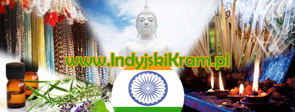 Kompozycja z indyjskimi motywami: sznury korali, olejki eteryczne, kadzidła dymiące obok płonących lampek, posąg Buddy i flaga Indii z adresem strony internetowej.