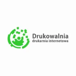 Logo drukarni internetowej z zielonym symbolem graficznym przypominającym obracający się dysk pikseli.