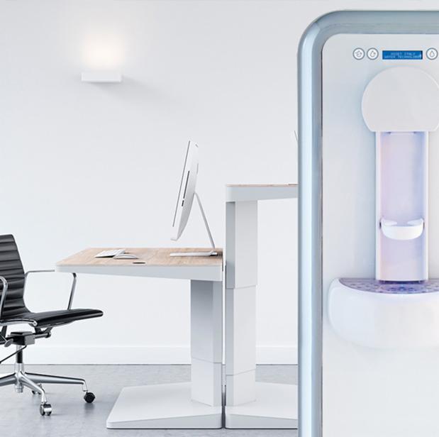 Nowoczesny dystrybutor wody w biurze, obok biurko z komputerem, minimalistyczny design, białe ściany.