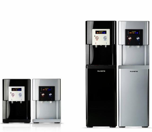 Dwa dystrybutory wody: wysoki czarny i srebrny oraz dwa mniejsze czarny i srebrny, wszystkie z wyświetlaczami i kranikami.