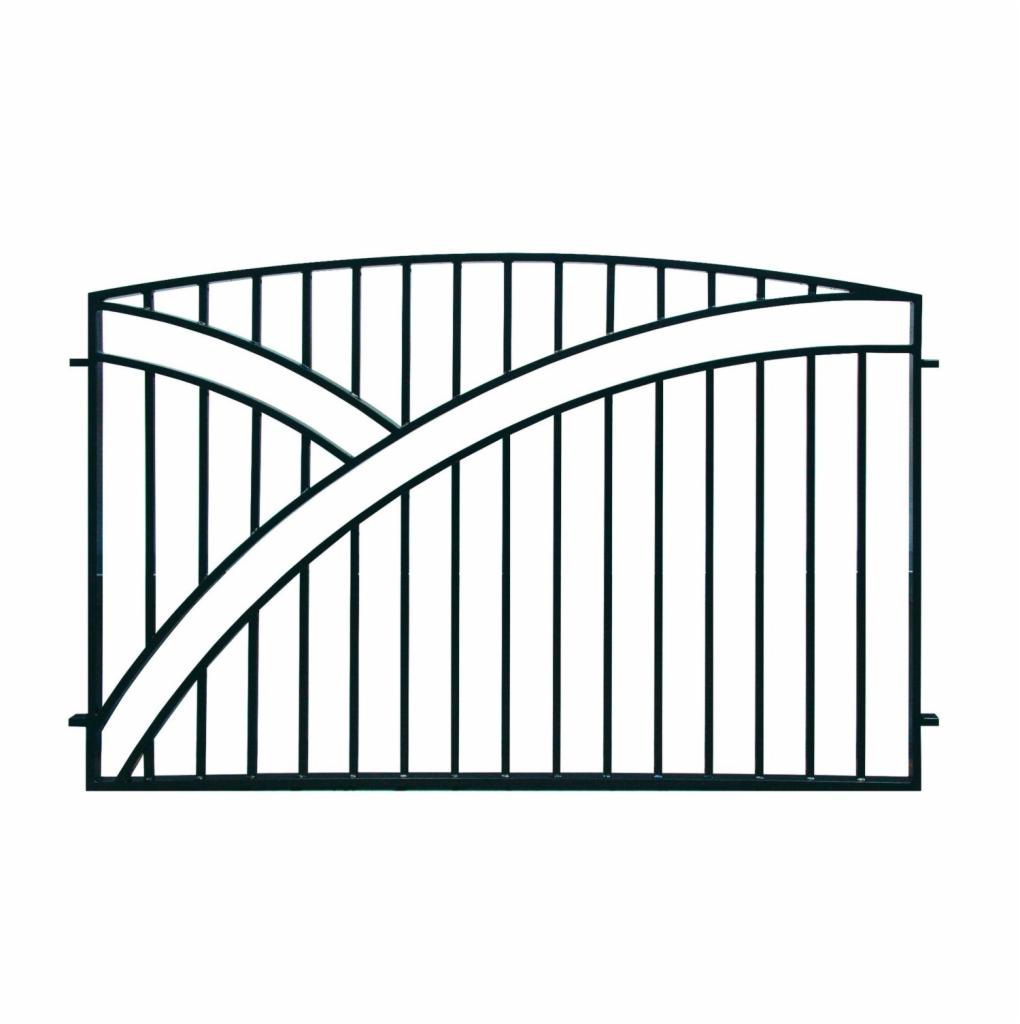 Fragment czarnego, metalowego ogrodzenia z łukowatym wzorem na białym tle, widok z przodu.