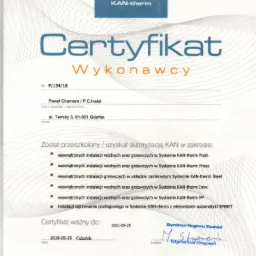 Certyfikat Wykonawcy Systemu KAN-therm, potwierdzający przeszkolenie i autoryzację w zakresie instalacji wodnych, grzewczych i ogrzewania podłogowego, ważny do 2021-05-25.