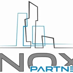 Logo firmy INOX PARTNER z abstrakcyjnym rysunkiem zabudowy miejskiej w kolorach szarym, czarnym i niebieskim na białym tle.