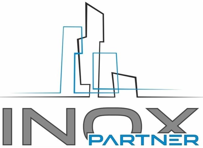 Logo firmy INOX PARTNER z abstrakcyjnym rysunkiem zabudowy miejskiej w kolorach szarym, czarnym i niebieskim na białym tle.