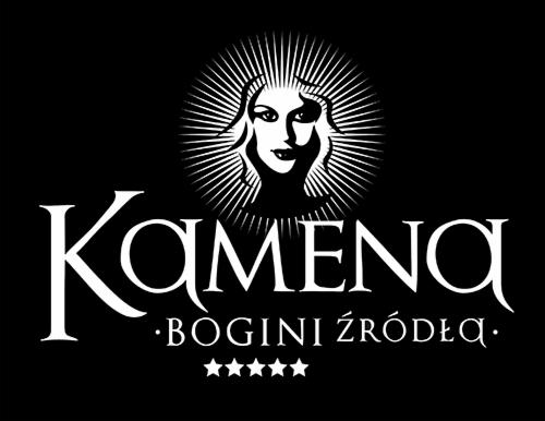 Logo firmy Kamena Bogini Źródła, przedstawiające stylizowaną twarz kobiety otoczoną promieniami, z napisem 'Kamena Bogini Źródła' oraz pięcioma gwiazdkami poniżej, wszystko w kolorze białym...