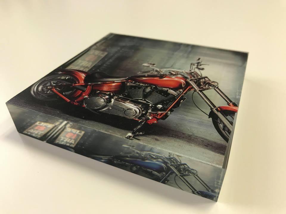 Blok akrylowy z nadrukiem motocykla w stylu retro, widoczne odbicie dolnej części obrazu, ustawiony na jasnym tle.