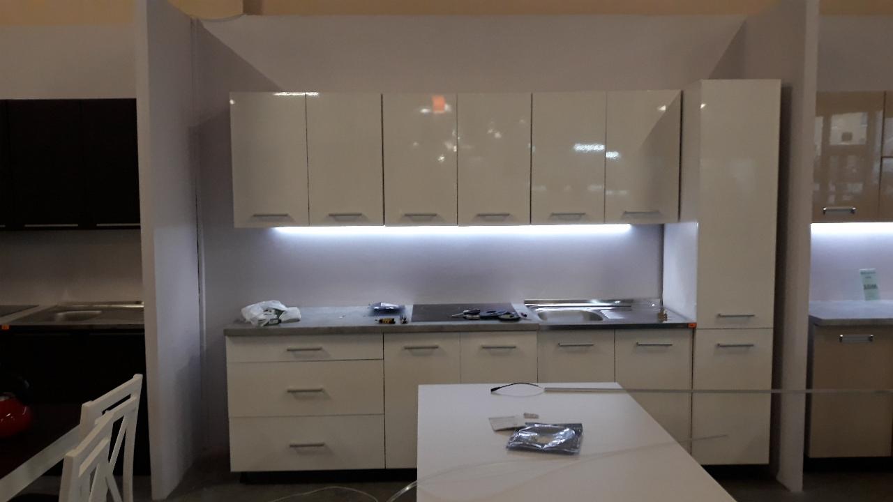 Oświetlenie led pod meblami