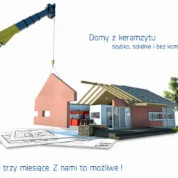 Wizualizacja domu z prefabrykatów: fragment ściany z oknem podnoszony przez dźwig, widoczne plany architektoniczne i częściowo wykończony budynek z dachem i tarasem.