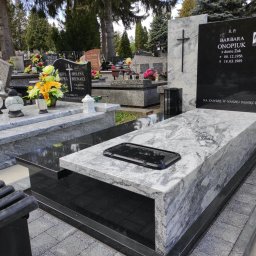 ZAKO Zaczernie - Nagrobek granitowy o nowoczesnym wzornictwie wykonany na cmentarzu Wilkowyja w Rzeszowie.