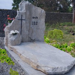 ZAKO Zaczernie - Nagrobek skałkowy z naturalnego kamienia typu łupek. Nowoczesny i ponadczasowy wzór nagrobka.