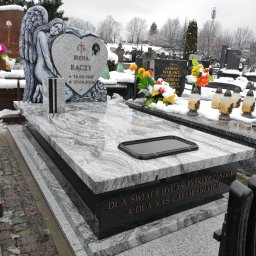 ZAKO Zaczernie - Nagrobek granitowy z rzeźbą płaczącego anioła. Wykonany z granitu Viscont White i Nero Assoluto. Nagrobki Rzeszów.