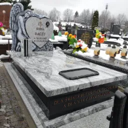 Nagrobek granitowy z rzeźbą płaczącego anioła. Wykonany z granitu Viscont White i Nero Assoluto. Nagrobki Rzeszów.