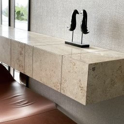 ZAKO Zaczernie - Wisząca konsola z marmuru zaprojektowana jako jeden blok kamienny.