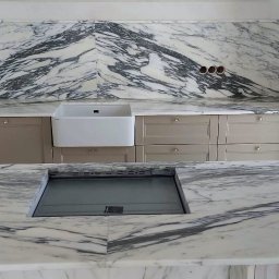 ZAKO Zaczernie - Blaty marmurowe wraz ze ścianami wykonane z marmuru Calacata Borghini. Kuchnia w stylu angielskim.