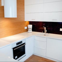 ZAKO Zaczernie - Blaty kuchenne z konglomeratu kwarcowego wykonane w śnieżnej bieli.