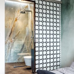 Ściana pod prysznicem wykonana z marmuru bez fugowi w jednym całym elemencie.