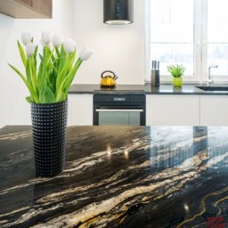 Blaty kuchenne z kamienia wykonanie z granitu Cosmic Black.