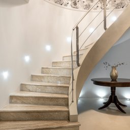 Schody wewnętrzne z marmuru Bracia Sarda w kolorze beżowym.