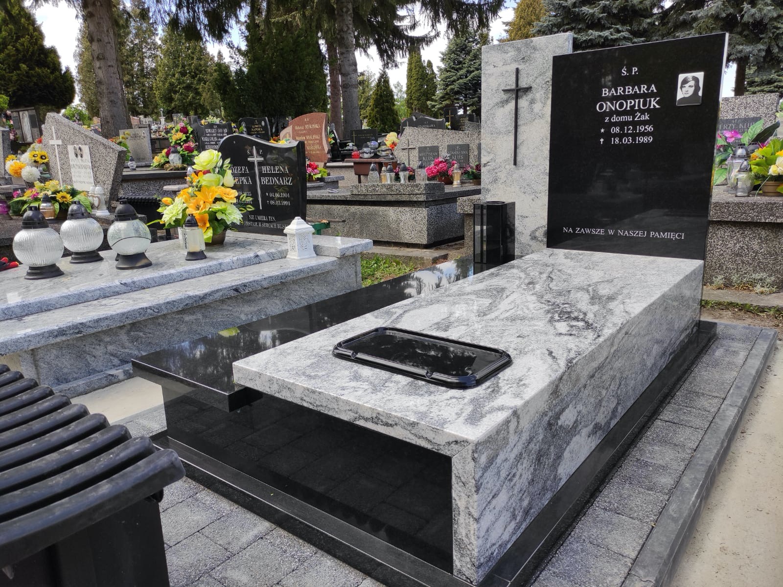 Nagrobek granitowy o nowoczesnym wzornictwie wykonany na cmentarzu Wilkowyja w Rzeszowie.