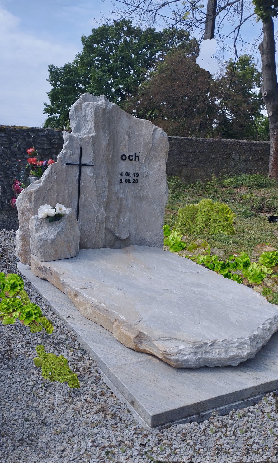 Nagrobek skałkowy z naturalnego kamienia typu łupek. Nowoczesny i ponadczasowy wzór nagrobka.