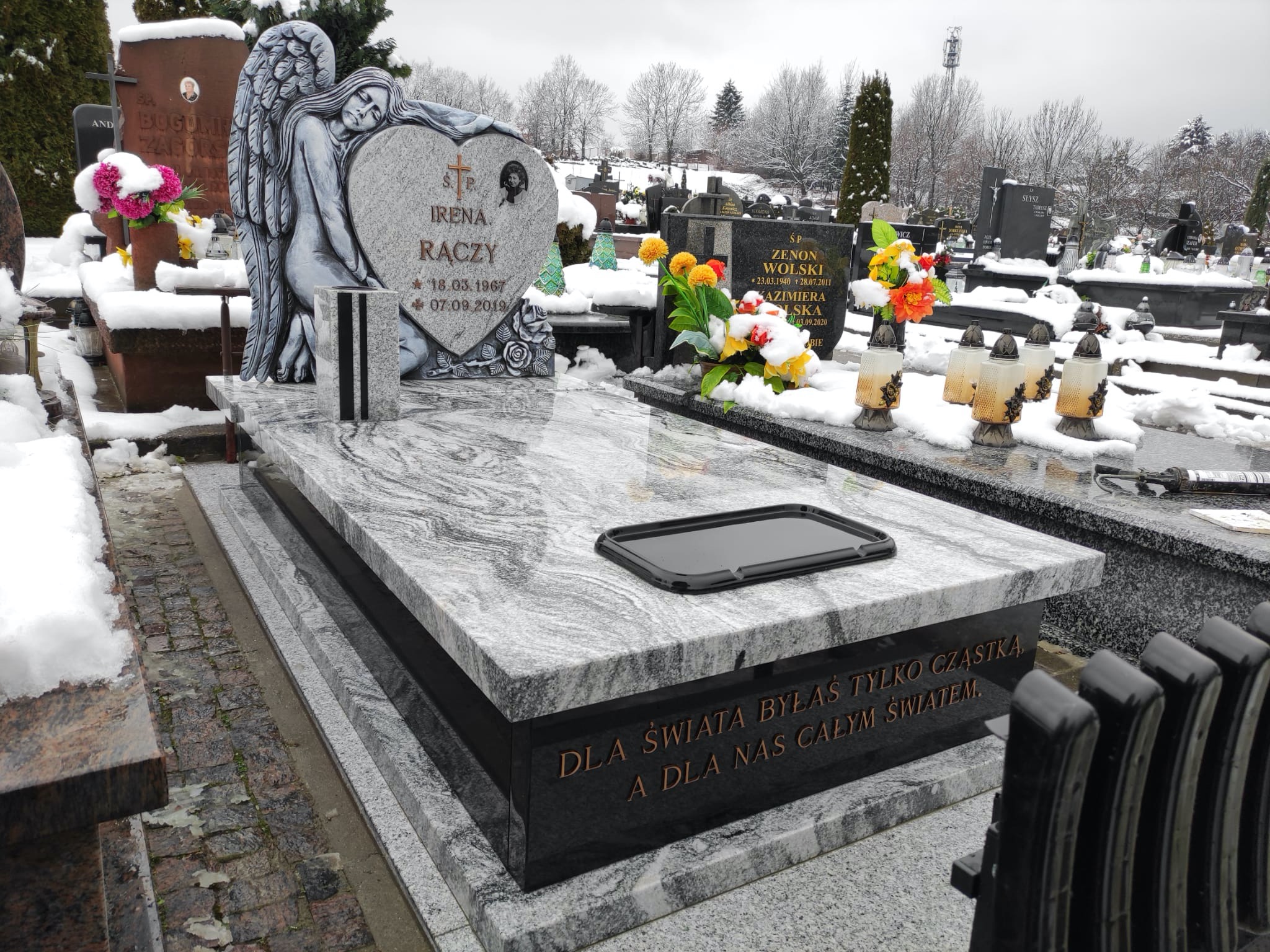 Nagrobek granitowy z rzeźbą płaczącego anioła. Wykonany z granitu Viscont White i Nero Assoluto. Nagrobki Rzeszów.